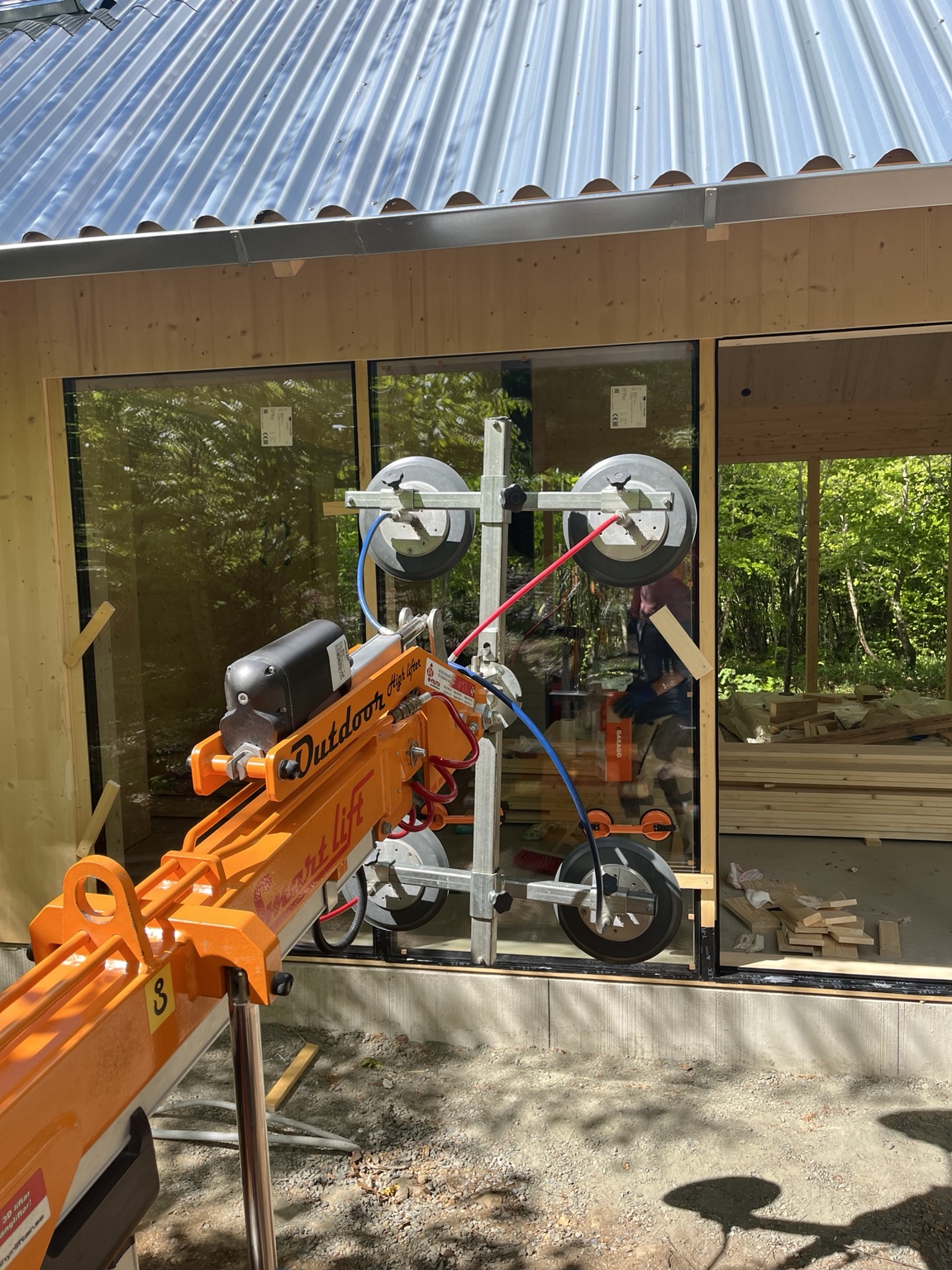 Stor fast isolerruta monteras i KL-träfasad med orange glasrobot och sugkoppar